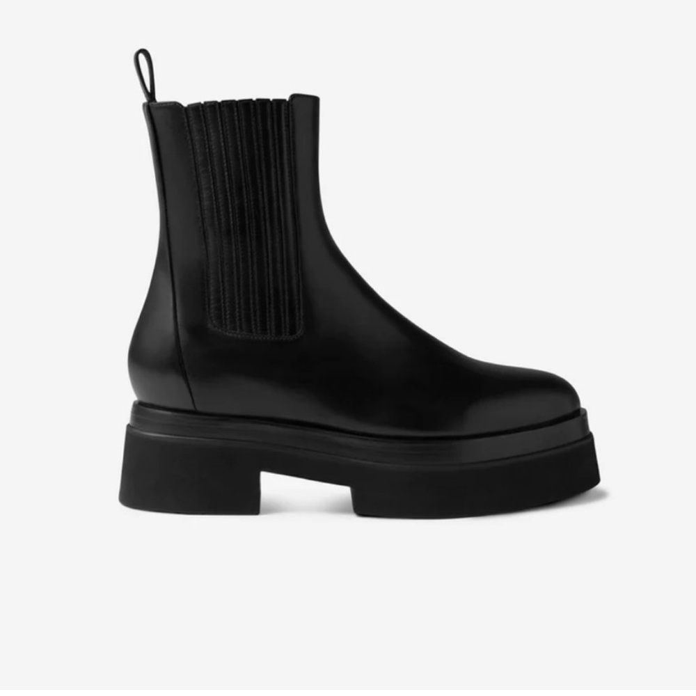 Tamara Mellon Black Clash Ankle
Boot, size 7.5US 37.5